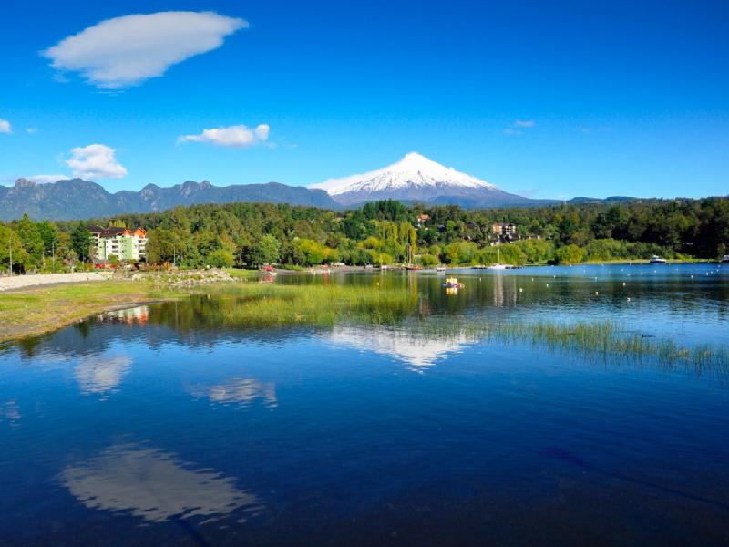 Thị trấn Pucón, nằm nép mình bên cạnh hồ Villarrica, Chile, là điểm đến yêu thích của đông đảo khách du lịch nhờ những bãi tắm cát đen tuyệt đẹp cùng với các hoạt động như chèo thuyền, tắm nước nóng. Ảnh: Shutterstock.