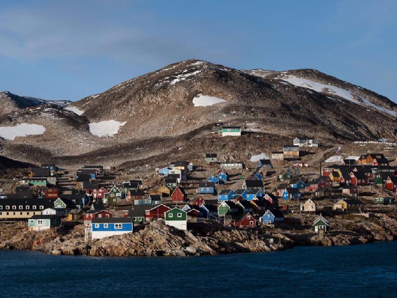 Mặc dù thị trấn Ittoqqortoormiit ở Greenland rất khó để tiếp cận, nhưng vẫn rất thu hút du khách, vì khi đến đây du khách sẽ được hòa mình vào thế giới thiên nhiên hoang dã, nơi có những chú chó kéo xe hay đi thuyền ra hệ thống vịnh đa nhánh lớn nhất thế giới. Ảnh: Shutterstock/Adwo.