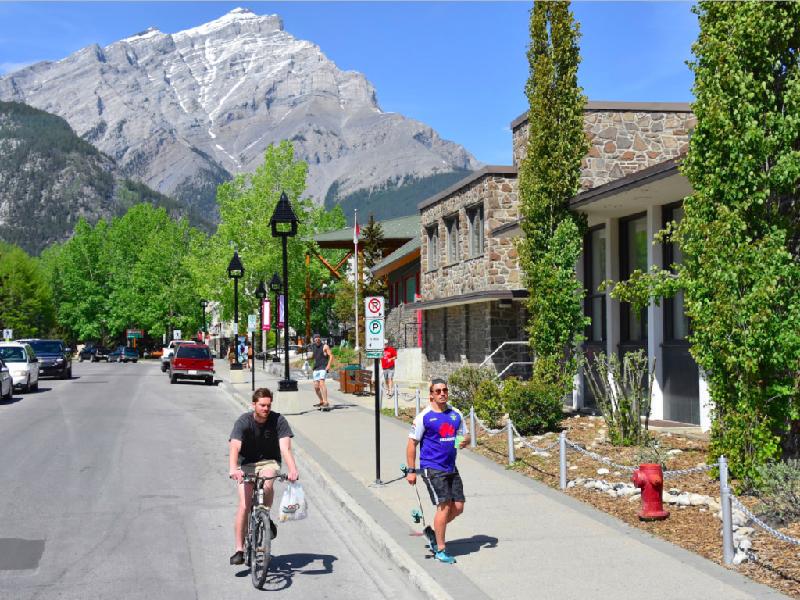 Thị trấn Banff nằm trên ranh giới của Alberta, thuộc Vườn Quốc gia Banff (Canada). Mỗi mùa đông, Banff lại đón một lượng lớn du khách và những người yêu môn trượt tuyết. Ngoài ra, du khách có thể dạo qua các cửa hiệu thời trang, quán cà phê và hơn 200 nhà hàng phục vụ suốt cả năm. Ảnh: Shutterstock/ Lissandra Melo.