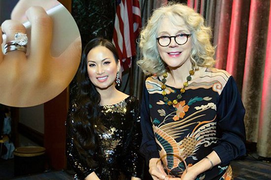 Ngay cả ở Mỹ, Hà Phương cũng từng khiến vô số quan khách chú ý khi mang nhẫn 1 triệu USD (22,7 tỷ đồng) đến sự kiện Muse Awards, New York. Vào thời điểm đó, toàn thế giới chỉ có 2 chiếc nhẫn như thế.  