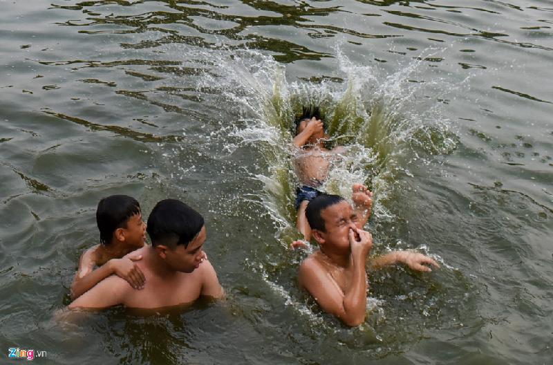Gần đây, khi những ao hồ trong xã Sài Sơn dần bị lấp thì lượng người đổ về hồ Long Trì càng nhiều.