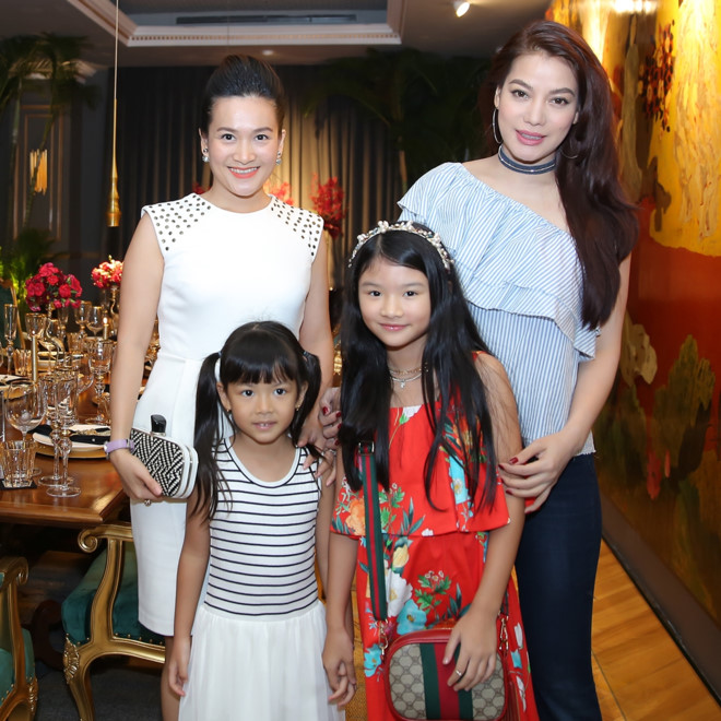 Nữ giám khảo Vietnam's Next Top Model còn dẫn theo con gái Bảo Tiên đến dự tiệc. Cô bé 9 tuổi thừa hưởng nhiều nét đẹp của cả ba và mẹ, đặc biệt là chiều cao nổi trội. 