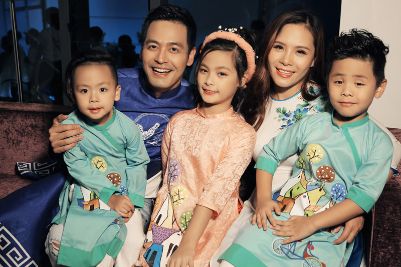 Lần đầu tiên gia đình MC Phan Anh trình diễn thời trang trên một sân khấu lớn.