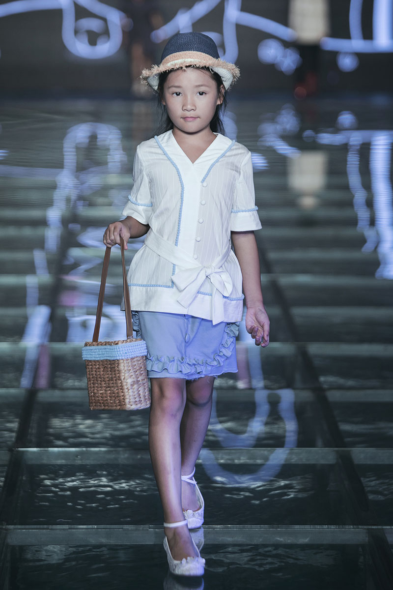 Cô bé Triệu Minh Anh được diện mẫu thiết kế rất thích hợp dành cho mùa hè náo nhiệt.