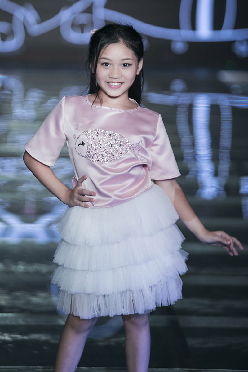 Khánh Ngọc là đại sứ nhí của Tuần lễ thời trang trẻ em mùa thứ 3 nên góp mặt trong rất nhiều các BST.