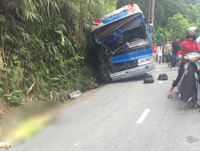Hiện trường chiếc xe chở đoàn học sinh gặp nạn trên đường lên Tam Đảo. Ảnh: 