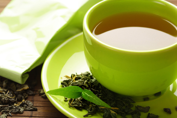 4. Trà  Trà có chứa hợp chất được gọi là catechin có thể giúp ngăn chặn sự phát triển của các tế bào ung thư và ngăn chặn các đột biến tế bào góp phần vào sự phát triển của ung thư.  Tại Nhật, trà là thức uống ưa thích bởi nó đã được chứng minh là có liên quan đến giảm nguy cơ ung thư dạ dày ở phụ nữ. Ở Trung Quốc, người uống trà xanh có nguy cơ phát triển ung thư trực tràng và tụy thấp hơn so với những người không uống trà.  Người uống trà thường xuyên cũng đã được chứng minh là giảm nguy cơ ung thư đại tràng, vú, buồng trứng, tuyến tiền liệt và ung thư phổi. Tất cả các loại trà (xanh, đen, trắng, oolong) đều có tác dụng chống ung thư.