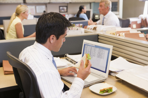 Ăn trưa ngay tại bàn làm việc có thể là thói quen không tốt cho sức khỏe bởi lẽ có rất nhiều loại vi khuẩn trên bàn làm việc của bạn. (Ảnh minh họa)