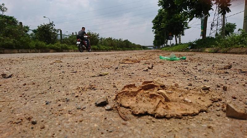 Đất đá rải đầy trên đại lộ Thăng Long đoạn cầu vượt Phú Cát