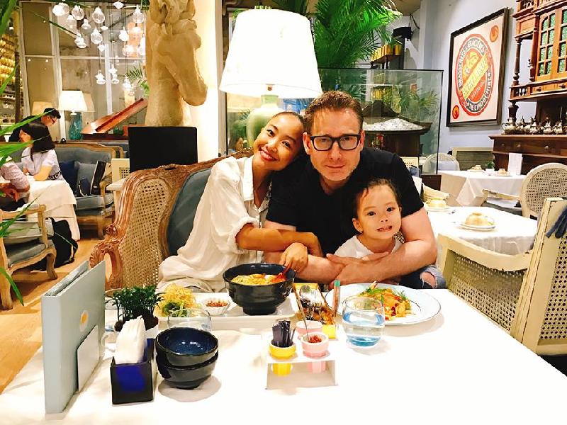 Đoan Trang góp mặt vào tin tức sao Việt với khoảnh khắc hạnh phúc đi tận hưởng bữa ăn đầm ấm bên gia đình 