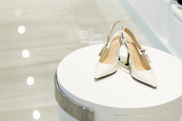  Đôi giày Dior màu trắng này đã khiến Ngọc Trinh phải “truy lùng” suốt hơn 1 tháng. Mới đầu cô nàng dự định mua màu đen nhưng lần nào cũng mua hụt bởi mẫu này 