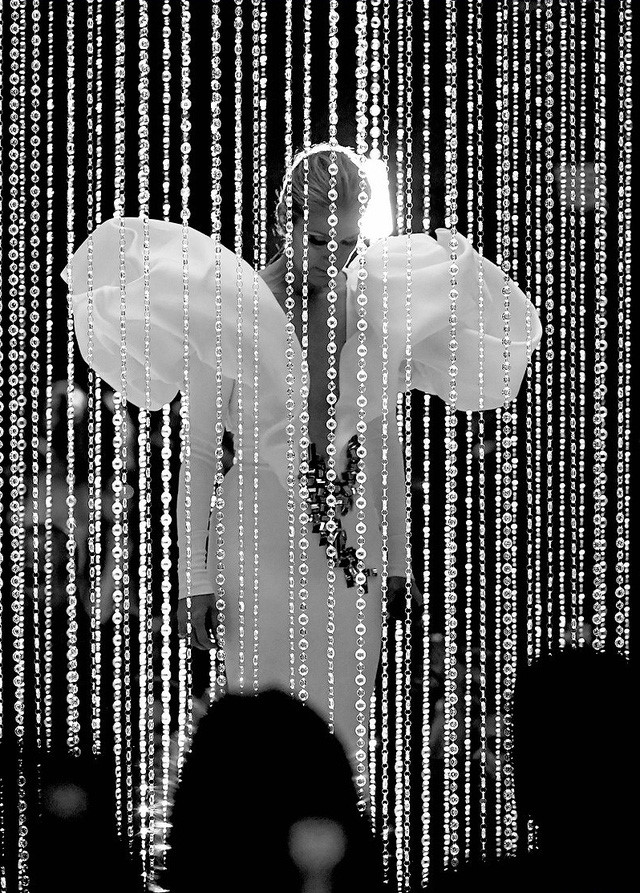 Bộ váy trắng lộng lẫy được thiết kế dành riêng cho Celine Dion đã giúp cô trở thành nữ hoàng thật sự tại lễ trao giải Billboard năm nay. Cũng tại đây, nữ ca sĩ đã mang tới màn trình diễn thăng hoa khi tái hiện ca khúc