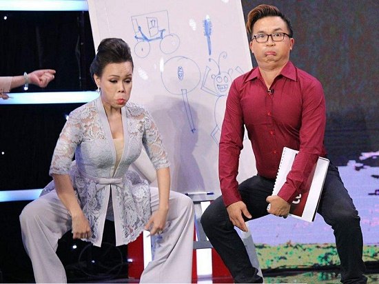 Nghệ sĩ Việt Hương đăng một bức ảnh hài hước trong chương trình Là vợ phải thế kèm theo lời ca thán: 
