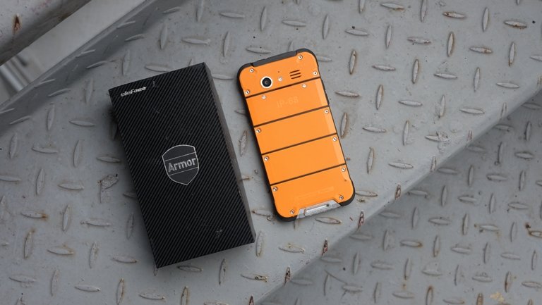Đây là Ulefone Amor, mẫu điện thoại nổi tiếng với khả năng nồi đồng cối đá của thương hiệu Ulefone. Mẫu điện thoại này mới xuất hiện tại Việt Nam và hiện đang được rao bán với giá khoảng 4 triệu đồng.
