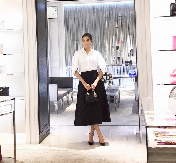 Quý cô Phạm Hương thanh lịch và đẳng cấp trong trang phục trắng đen cơ bản. Một lần nữa, người đẹp lại chứng tỏ kho túi hiệu đẳng cấp không thể thiếu Lady Dior.