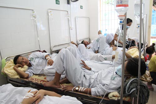 Nhiều cơ sở y tế ở Hà Nội đang quá tải vì bệnh nhân nhập viện do sốt xuất huyết gia tăng.