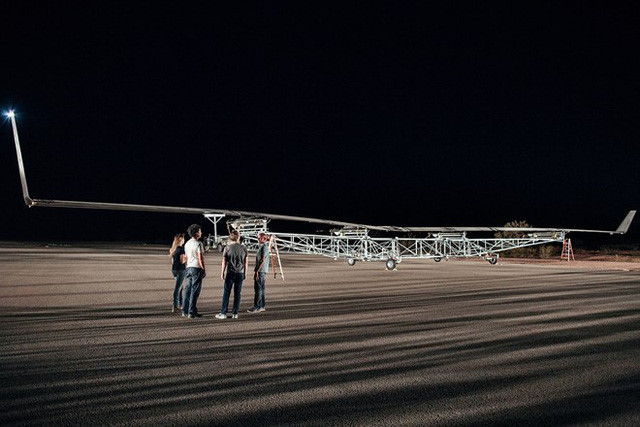 Mark zuckerberg cùng các kỹ sư trước chuyến bay của Aquila. Ảnh: 