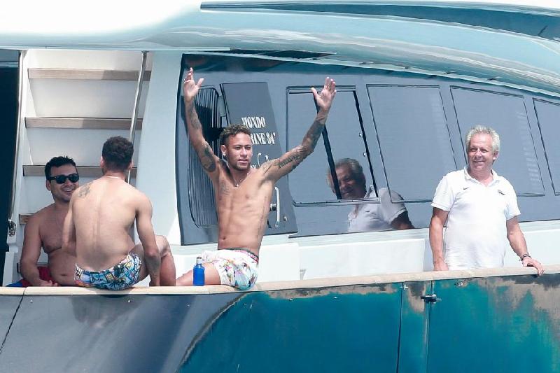 Giữa bão tin đồn, Neymar đang thư giãn trên du thuyền ngoài biển