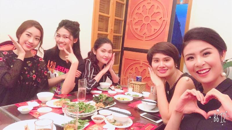 Ngọc Hân hẹn hò ăn uống cùng hoa hậu Mỹ Linh, Á hậu Thanh Tú.