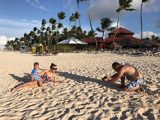 Ca sĩ Hồng Ngọc chia sẻ hậu trường để có một bức ảnh đẹp của hai mẹ con. Cả gia đình đang có kỳ nghỉ mát hạnh phúc tại vùng biển Punta Cana của Cộng hòa Dominica.