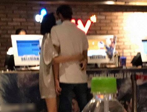 Soobin Hoàng Sơn - Hiền Hồ lại bị bắt gặp ôm hôn nhau tình tứ trong rạp chiếu phim