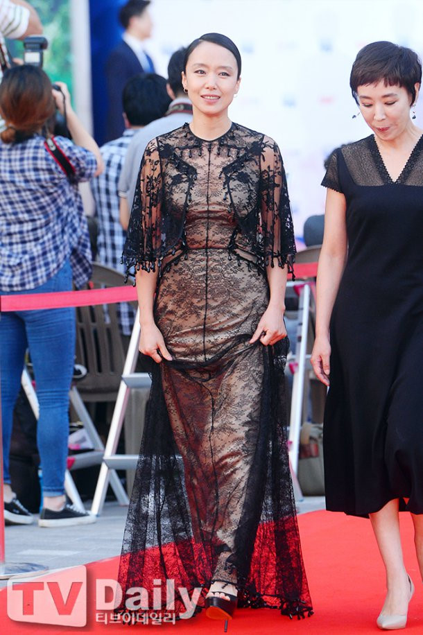 Minh tinh Jeon Do Yeon diện đầm kết ren, ống tay rủ. Trang phục không mang tới vẻ sang trọng cho nữ diễn viên mà khiến cô lộ bụng dưới cũng như trông rườm rà.