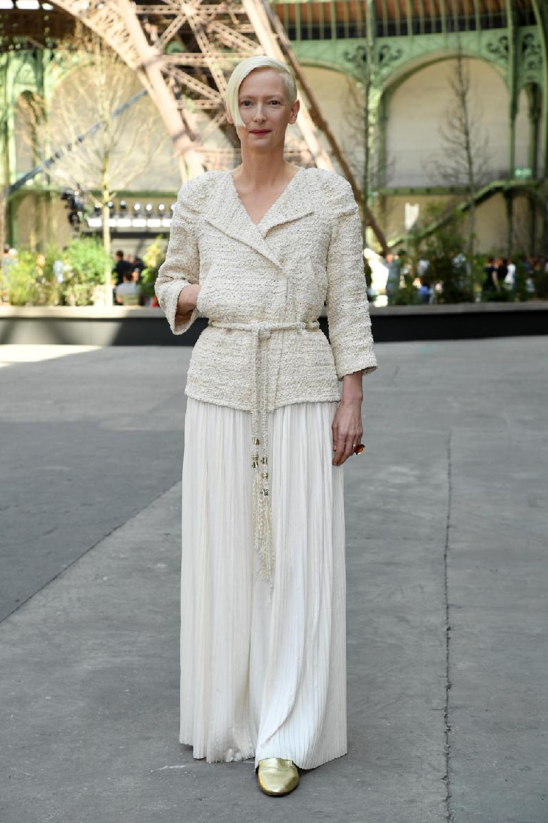 Tilda Swinton phối trang phục với set đồ trắng nằm trong bộ sưu tập Resort 2018.