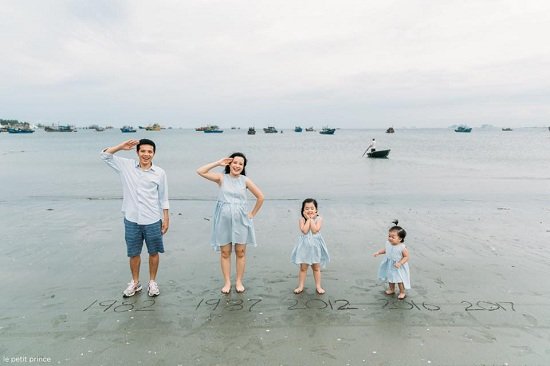 BTV Minh Trang cùng chồng và hai con đi du lịch biển trước khi sinh em bé thứ 3. Cô đăng tải hình ảnh gia đình kèm theo dòng chú thích: “Mọi người thì đi Tây đi Tàu, nhà mình mấy năm nay chỉ tập trung làm mỗi một việc là điền vào chỗ trống thôi”. 