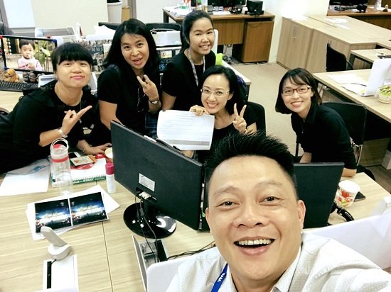BTV Quang Minh thích thú chụp hình selfie cùng BTV Hoài Anh và đồng nghiệp trong ngày đi làm mưa gió.