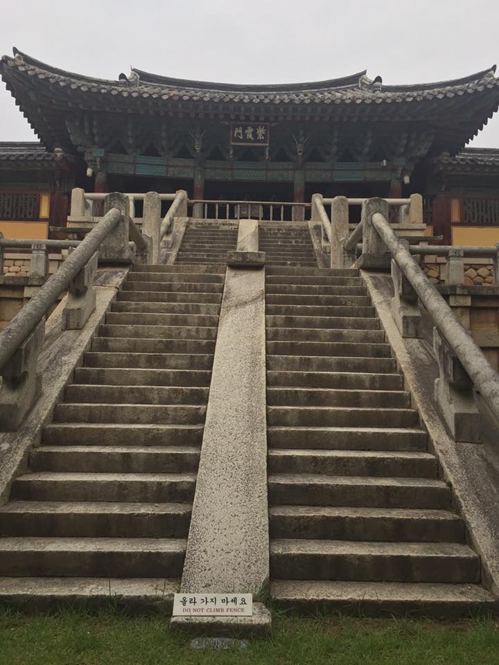 Ấn tượng đầu tiên khi bước vào ngôi chùa cổ nhất Hàn Quốc này là không khí tĩnh lặng và kiến trúc ấn tượng, chủ yếu được cấu thành từ đá và gỗ, trang trí như cung điện. Được xây dựng từ năm 751, hoàn thành vào năm 774, Phật quốc tự được coi là trung tâm của phật giáo Silla. Ngôi chùa bày được xếp loại danh lam thắng cảnh và lịch sử số 1 của Hàn Quốc