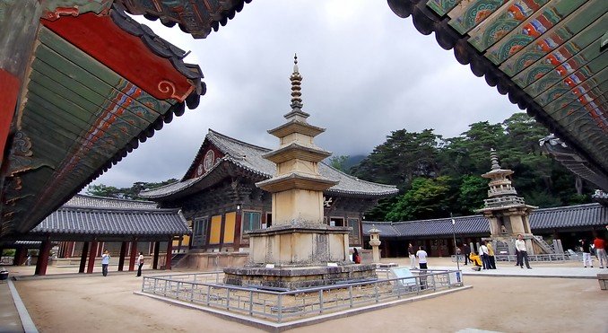 Thế kỷ 17, một số công trình bằng gỗ của ngôi chùa bị đốt cháy trong chiến tranh, chỉ còn trơ lại kiến trúc đá. Suốt 200 năm (1604-1805), Phật quốc tự được trùng tu khoảng 40 lần. Sau Thế chiến tranh và chiến tranh Triều Tiên, công cuộc bảo tồn được trùng tu và phục dựng được tiến hành từ năm 1969 đến 1973 dưới thời Tổng thống Park Chung Hee, mang đến diện mạo cho đền Bulguksa ngày nay.