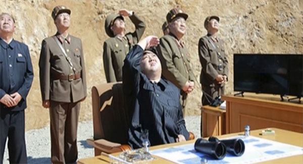 Lãnh đạo Triều Tiên theo dõi tên lửa bay lên