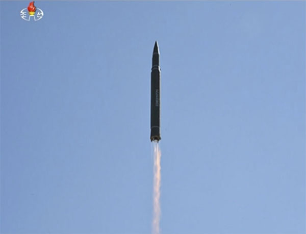 Tên lửa đạn đạo liên lục địa Hwasong-14 được cho là có khả năng chạm tới Mỹ