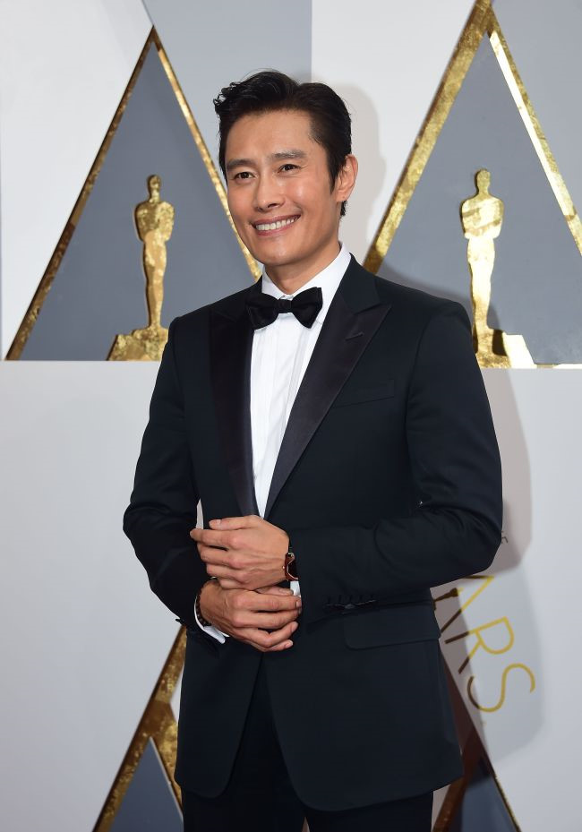 Trong đó, nhờ vai Billy Rocks, Lee Byung Hun có cơ hội tham dự lễ trao giải Oscars năm 2016. Anh là nam diễn viên đầu tiên của Hàn Quốc được đứng trên sân khấu của lễ trao giải này. Tới đây, Lee Byung Hun sẽ tham gia dự án 