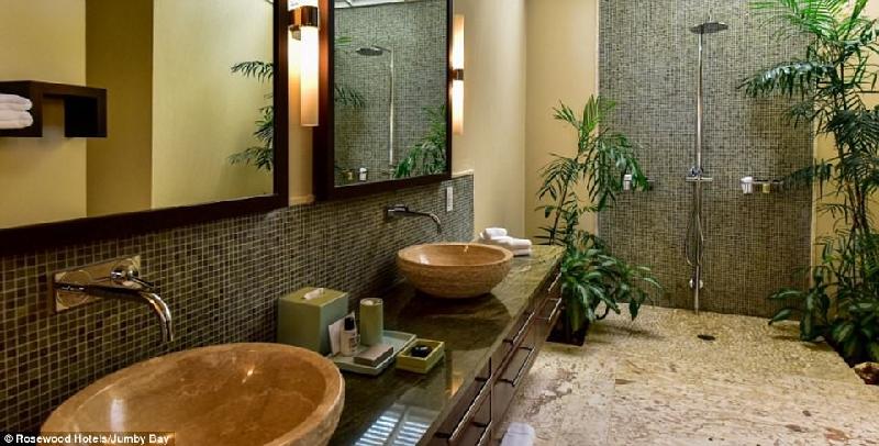 Phòng tắm của khu nhà chính có thiết kế độc đáo, hòa hợp với thiên nhiên.