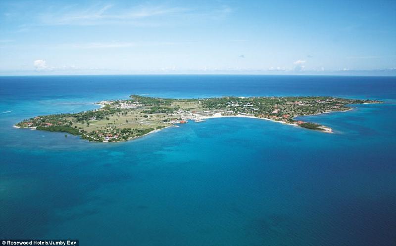 Sau khi hạ cánh xuống Antigua, du khách sẽ được đưa tới Jumby Bay bằng du thuyền.