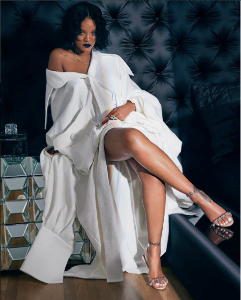 Rihanna đăng tải trên trang cá nhân hình ảnh nằm trong chiếc dịch 