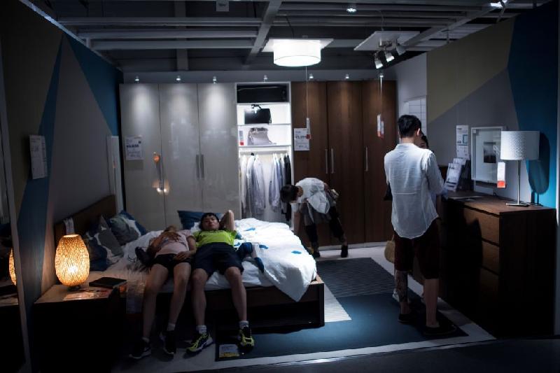 IKEA trở thành lựa chọn hàng đầu của nhiều người bởi quy định của hãng này tại thị trường Trung Quốc cho phép khách hàng có thể nằm, ngồi và thậm chí ngủ ở bất cứ đâu trong cửa hàng. 