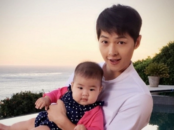 Song Joong Ki rất yêu trẻ con. Ảnh anh chụp cùng con của nữ diễn viên Chương Tử Di.
