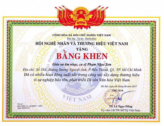 Tấm bằng ghi rõ người nhận là “Giáo sư âm nhạc, ca sĩ Phạm Ngọc Sơn”.