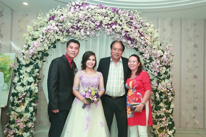 Vợ chồng chị Trang chụp ảnh cùng người thân trong ngày cưới (Ảnh: Nhân vật cung cấp).