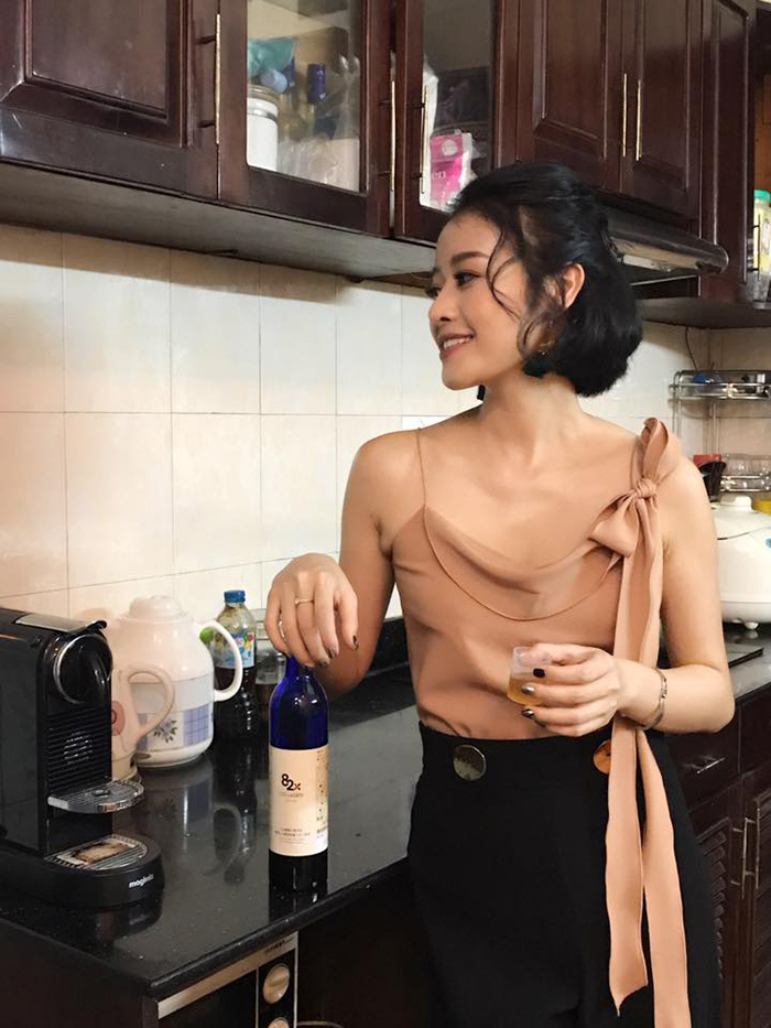 Để phù hợp với bộ outfits nữ tính này, Phí Linh đã khéo léo vén gọn phần tóc đằng trước mặt lên, không quên uốn xoăn nhưng lọn tóc ngắn thêm vẻ dịu dàng.