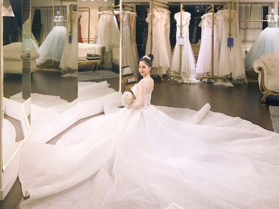 Vợ sắp cưới của anh trai ca sĩ Bảo Thy - Bảo Trần xinh đẹp đi thử váy cô dâu