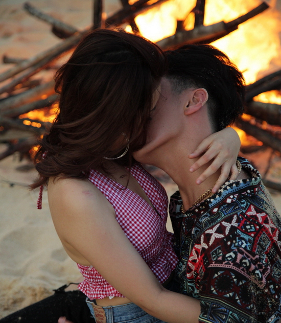 Nụ hôn “nóng bỏng” ngoài bãi biển của Rocker Nguyễn cùng bạn diễn trong MV “Dù chỉ là mộng mơ”