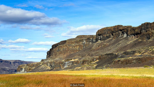 Khoảng 15.000 năm trước, khi kỷ băng hà kết thúc, một đập băng khổng lồ đã bị vỡ và giải phóng lượng nước bằng một nửa lượng nước ngày nay của hồ Michigan.   Sự kiện này khiến một hẻm núi sâu 200 m, dài 321 km trở thành đá bazan rắn, một trong những loại đá cứng nhất. Các vết đất đứt gãy và những vách đá nâu còn sót lại ở rìa hẻm núi đã tạo nên cái tên Scablands.