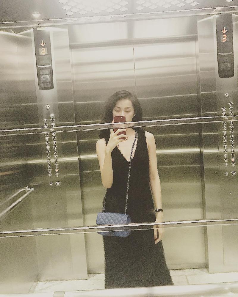 Hạ Vi chia sẻ khoảnh khắc selfie trong thang máy