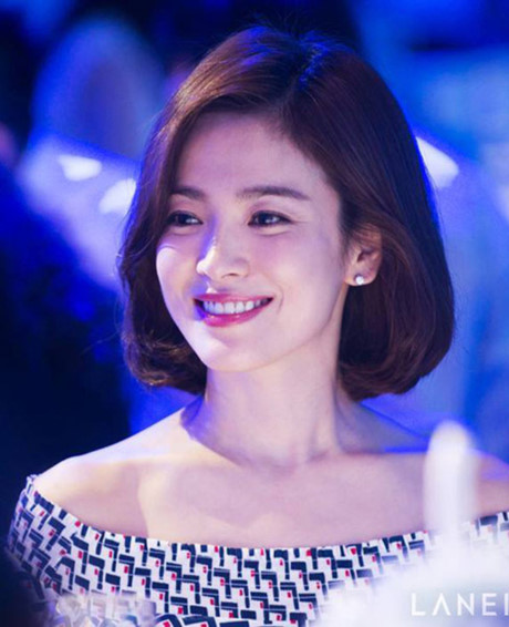 Sở hữu gương mặt xinh xắn và nụ cười tỏa nắng, Song Hye Kyo hợp với mọi kiểu tóc.