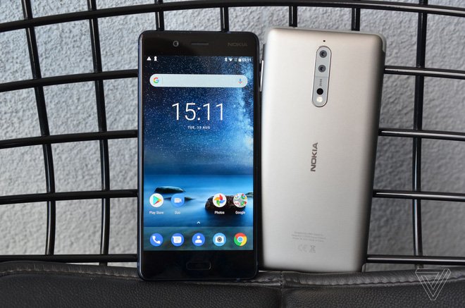 Bên trong Nokia 8 là cấu hình rất mạnh, bao gồm chip Snapdragon 835, RAM 4GB, ROM 64GB (hỗ trợ thẻ nhớ microSD), màn hình 5.3 inch độ phân giải 2K công nghệ IPS cho độ sáng tối đa 700 nits. Tuy không sử dụng OLED, nhưng Nokia 8 vẫn có tính năng màn hình luôn bật (Always-on Display), mà HMD cho biết là họ đã sử dụng một công nghệ riêng để duy trì mức tiêu tốn pin cực thấp, thông qua việc chỉ cung cấp điện năng cho một vùng màn hình nhất định.  Dung lượng pin của máy là 3090mAh, hỗ trợ sạc nhanh Quick Charge 3.0 qua cổng USB Type-C 3.1. Đặc biệt, riêng phiên bản màu xanh bóng sẽ được nâng dung lượng RAM và bộ nhớ trong lên 6GB/128GB.