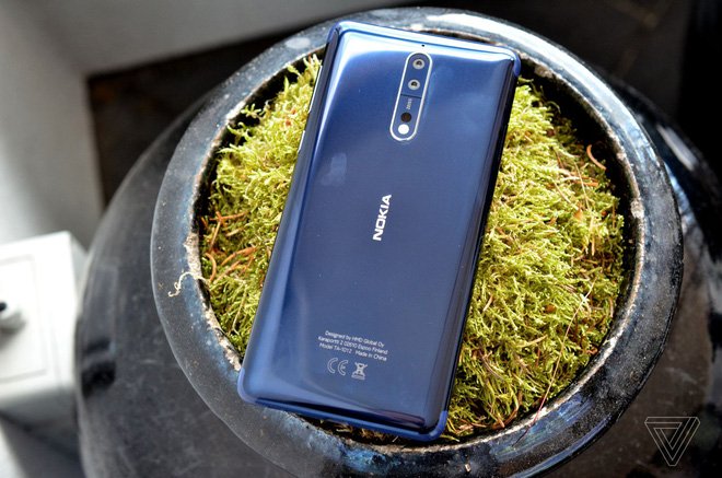 Nokia 8 sẽ chạy Android 7.1.1 với rất ít tùy biến và gần như thuần với Google, và HMD cho biết đây sẽ là một trong những chiếc máy đầu tiên được nâng cấp lên Android O trong thời gian tới.  Camera là điểm nhấn mà Nokia tạo ra cho chiếc máy này, khi Nokia 8 là smartphone đầu tiên của hãng được trang bị hệ thống camera kép. Không chỉ có vậy, nó cũng chứng kiến sự hợp tác giữa HMD Global và Zeiss - ông lớn trong làng nhiếp ảnh từng hợp tác với Nokia trên các dòng sản phẩm chạy Symbian trước đây.
