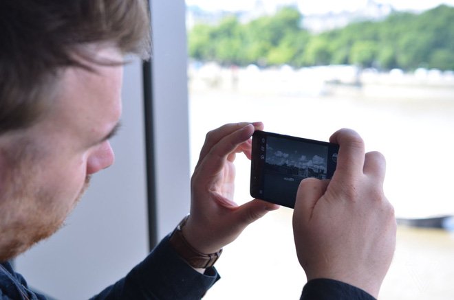 Nokia 8 sở hữu hai cảm biến 13MP, bao gồm một cảm biến màu và một cảm biến đen trắng, đều đi kèm với ống kính f/2.0. Camera với cảm biến màu được tích hợp công nghệ chống rung quang học. Nhờ hệ thống camera kép này, những bức ảnh cho ra sẽ có độ tương phản tốt hơn. Rất tiếc, Nokia 8 không hỗ trợ một số tính năng thời thượng mà nhiều mẫu smartphone sở hữu camera kép khác đang có, ví dụ như chụp ảnh xóa phông hay zoom quang học.  Camera selfie của máy có độ phân giải 13MP, bằng với camera chính. Sở dĩ Nokia thiết kế camera chính và phụ có độ phân giải bằng nhau là để phục vụ cho tính năng 